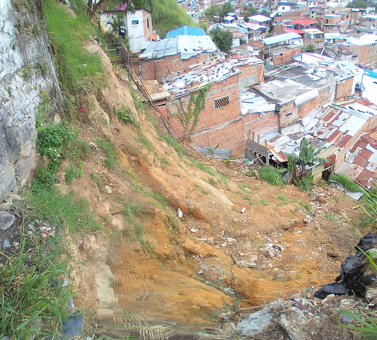 CONSTRUCCIÓN MUROS DE CONTENCIÓN INSTALACIÓN DE MALLA TRIPLE TORSIÓN_0002_20220105_145708