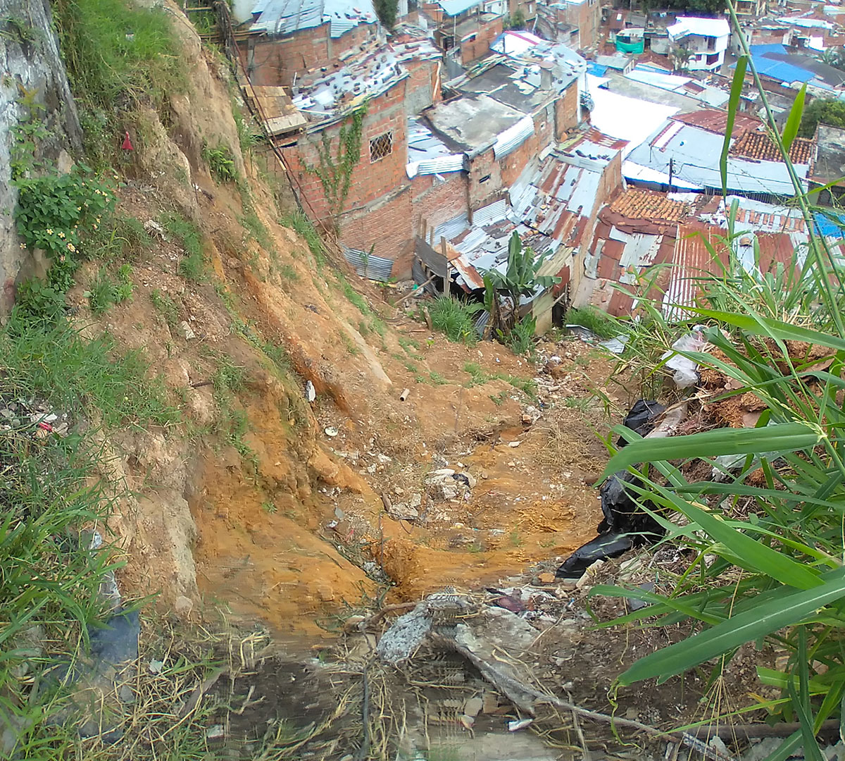 CONSTRUCCIÓN MUROS DE CONTENCIÓN INSTALACIÓN DE MALLA TRIPLE TORSIÓN_0003_20220105_145657